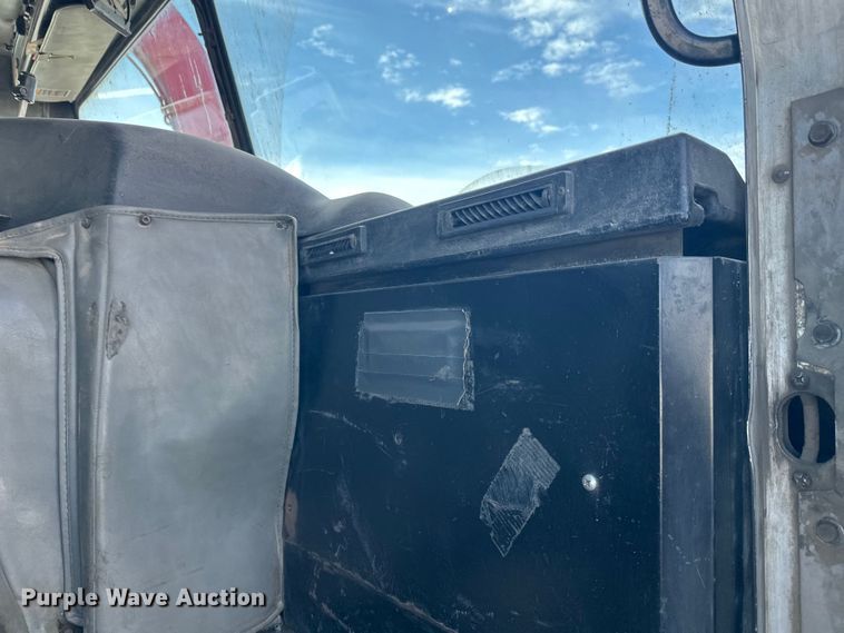 image for item DT6458 2005 Peterbilt 320 refuse truck