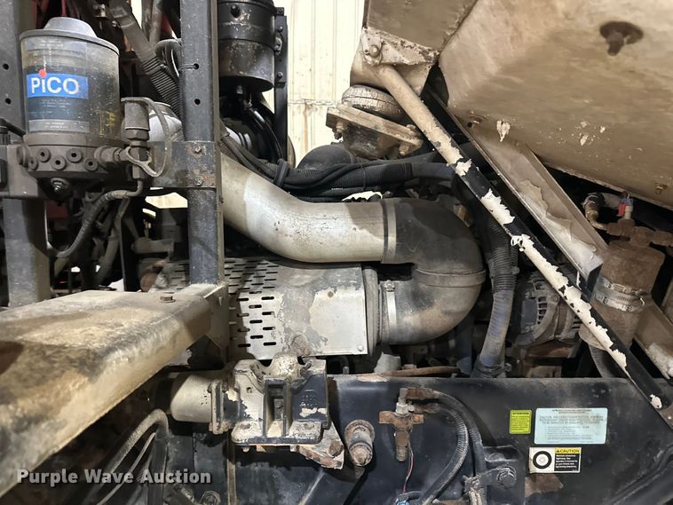 image for item DT6458 2005 Peterbilt 320 refuse truck