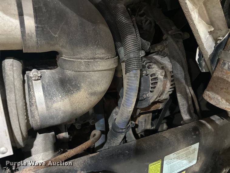 image for item DT6458 2005 Peterbilt 320 refuse truck