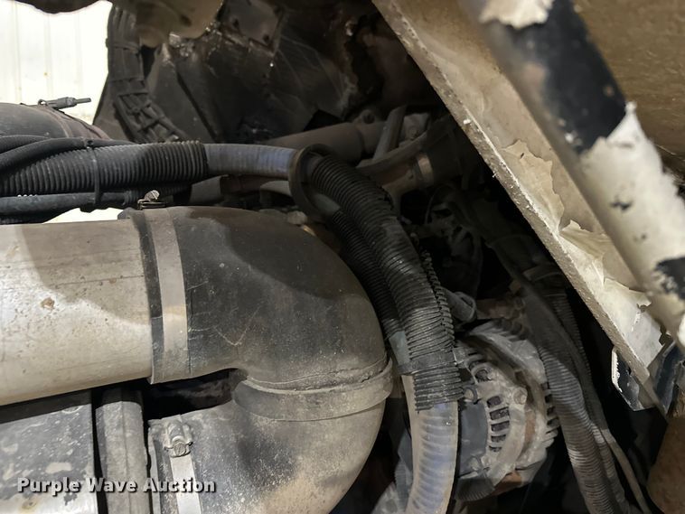 image for item DT6458 2005 Peterbilt 320 refuse truck