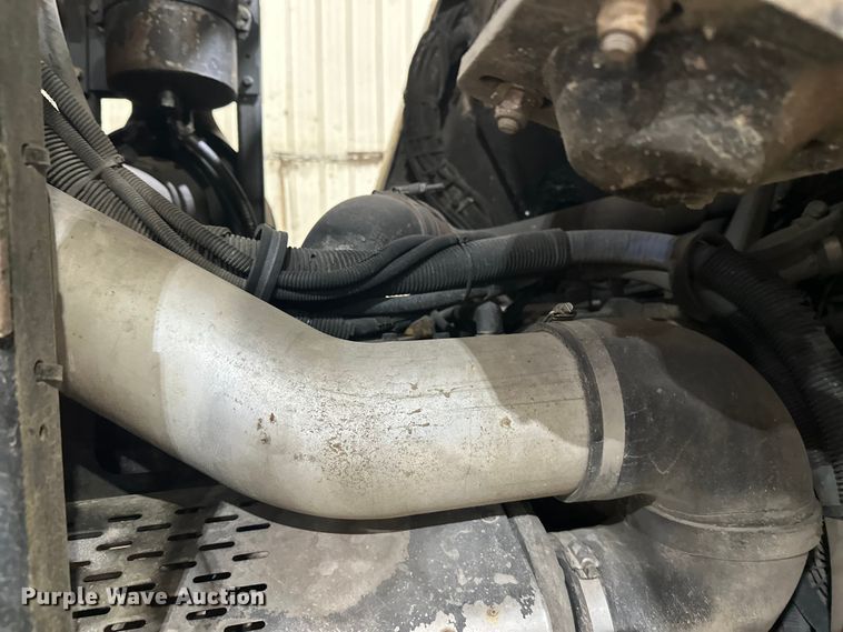 image for item DT6458 2005 Peterbilt 320 refuse truck