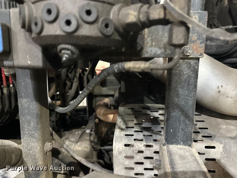 image for item DT6458 2005 Peterbilt 320 refuse truck