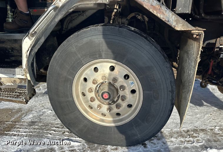 image for item DT6458 2005 Peterbilt 320 refuse truck