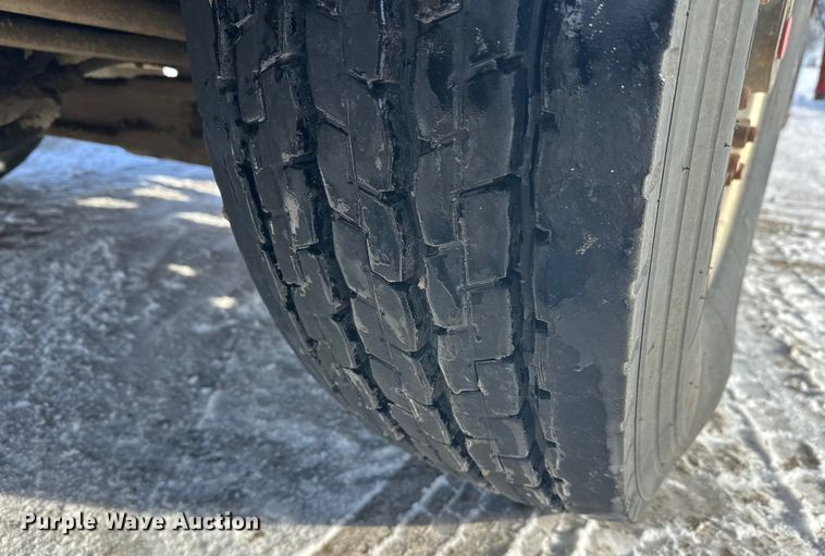 image for item DT6458 2005 Peterbilt 320 refuse truck