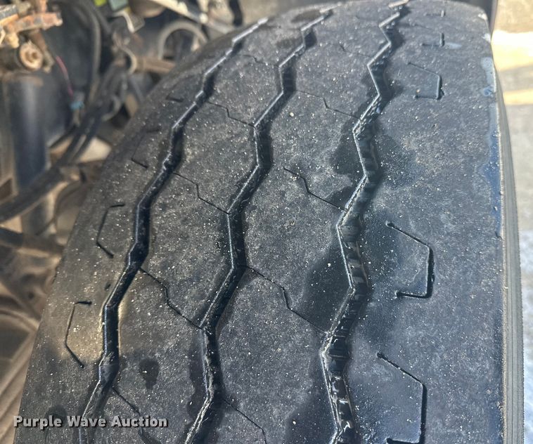 image for item DT6458 2005 Peterbilt 320 refuse truck