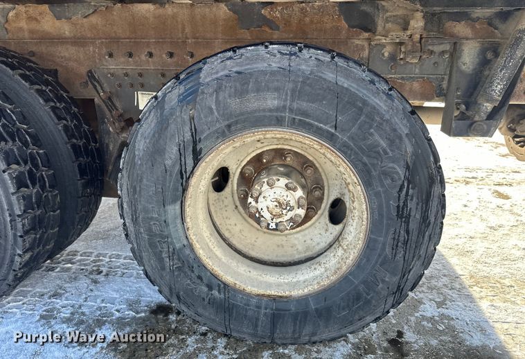 image for item DT6458 2005 Peterbilt 320 refuse truck