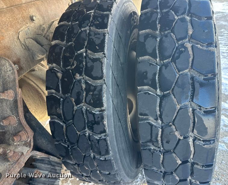 image for item DT6458 2005 Peterbilt 320 refuse truck