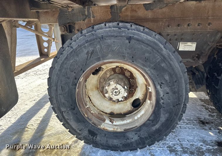 image for item DT6458 2005 Peterbilt 320 refuse truck