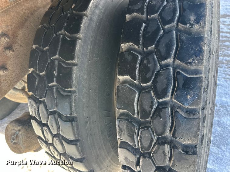 image for item DT6458 2005 Peterbilt 320 refuse truck