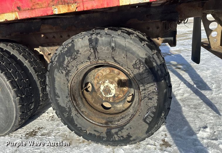 image for item DT6458 2005 Peterbilt 320 refuse truck