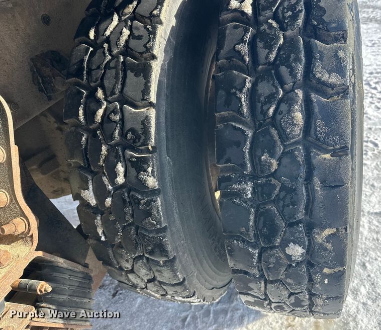 image for item DT6458 2005 Peterbilt 320 refuse truck