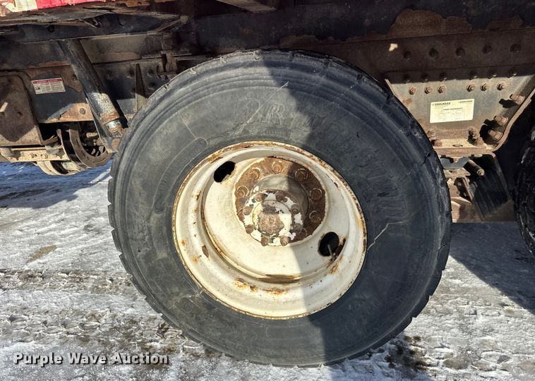 image for item DT6458 2005 Peterbilt 320 refuse truck