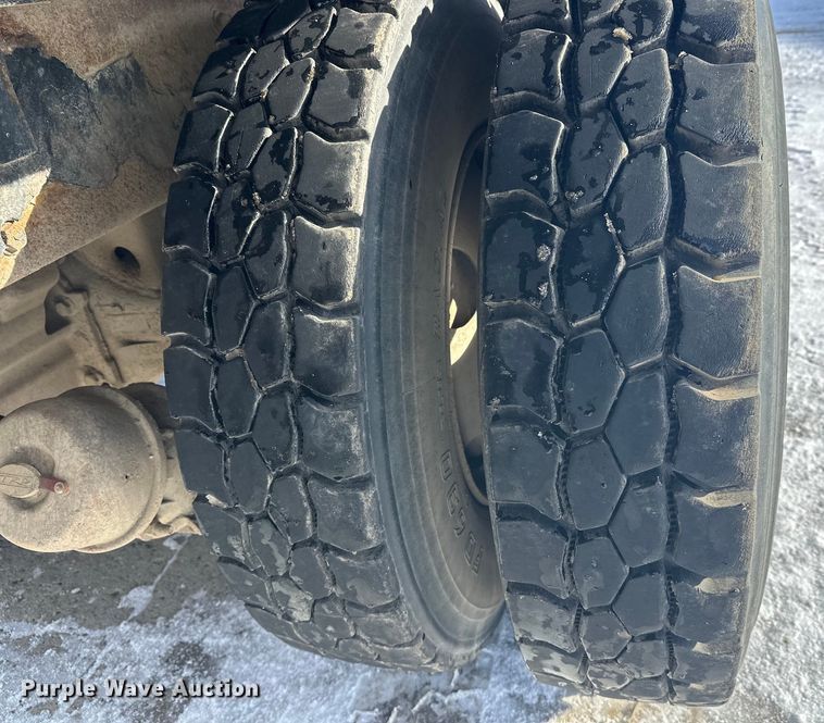 image for item DT6458 2005 Peterbilt 320 refuse truck