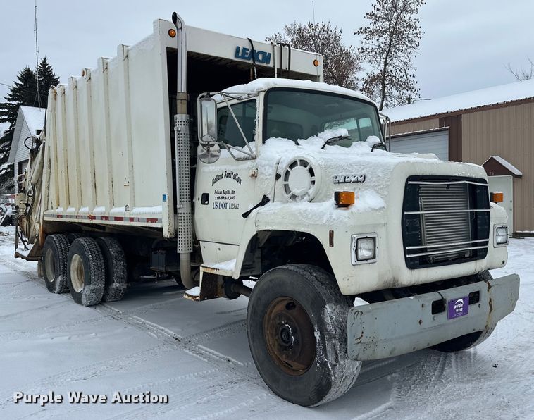 image for item DT6459 1995 Ford LNT8000 refuse truck