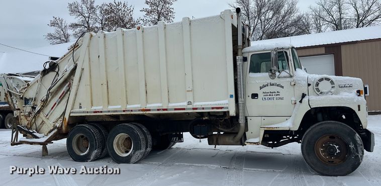 image for item DT6459 1995 Ford LNT8000 refuse truck