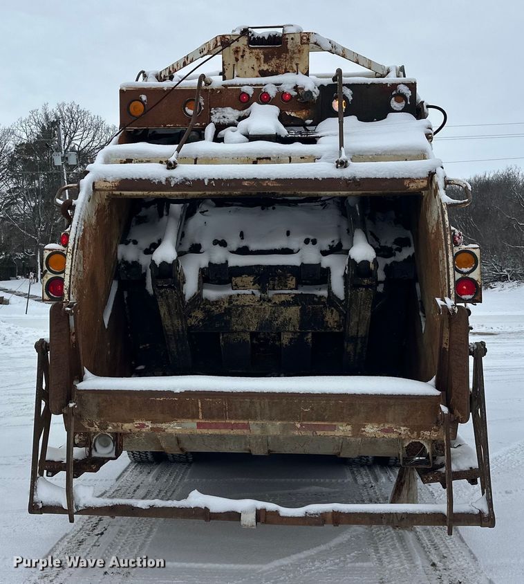 image for item DT6459 1995 Ford LNT8000 refuse truck