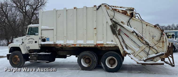 image for item DT6459 1995 Ford LNT8000 refuse truck