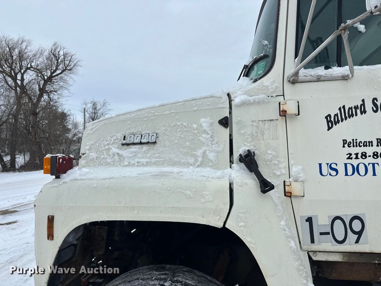 image for item DT6459 1995 Ford LNT8000 refuse truck