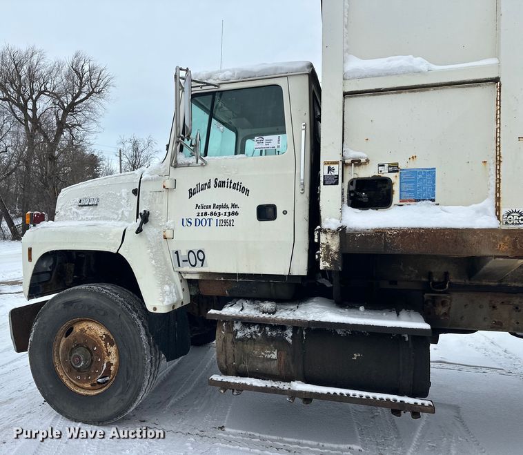 image for item DT6459 1995 Ford LNT8000 refuse truck