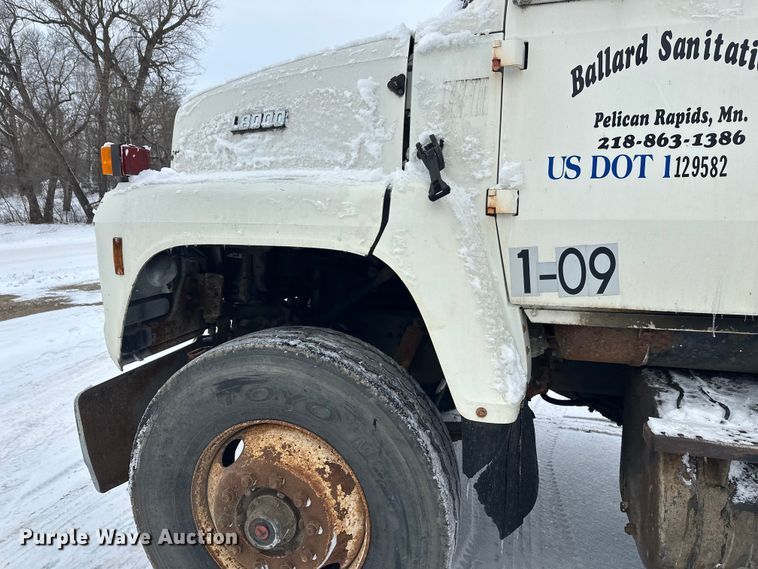 image for item DT6459 1995 Ford LNT8000 refuse truck