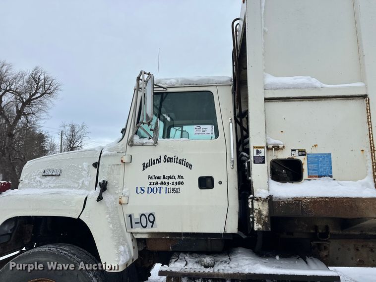 image for item DT6459 1995 Ford LNT8000 refuse truck