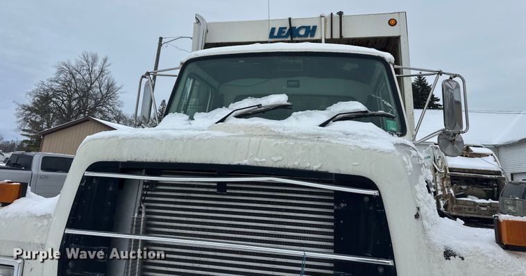 image for item DT6459 1995 Ford LNT8000 refuse truck