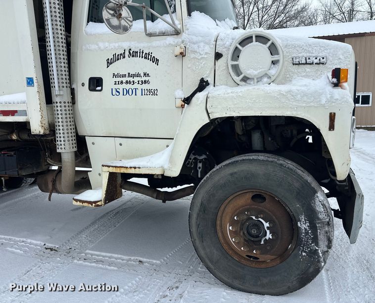 image for item DT6459 1995 Ford LNT8000 refuse truck