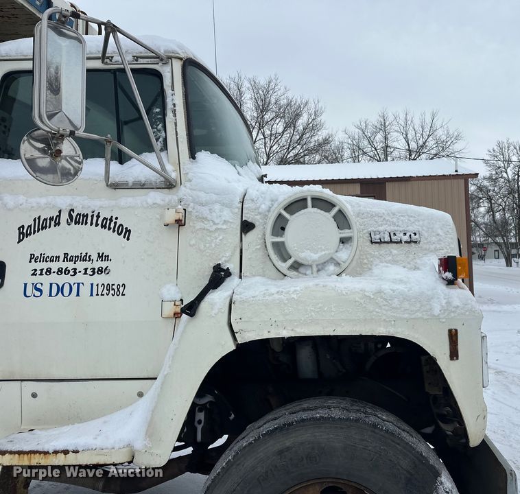 image for item DT6459 1995 Ford LNT8000 refuse truck