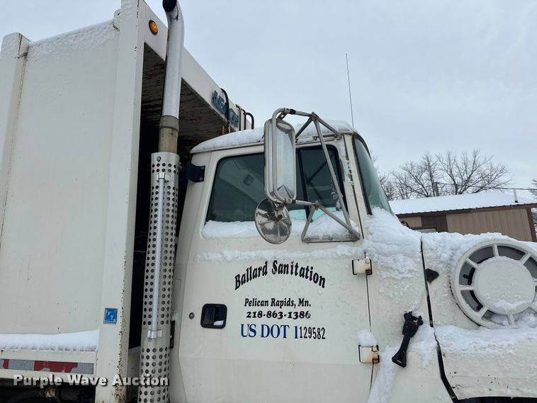 image for item DT6459 1995 Ford LNT8000 refuse truck