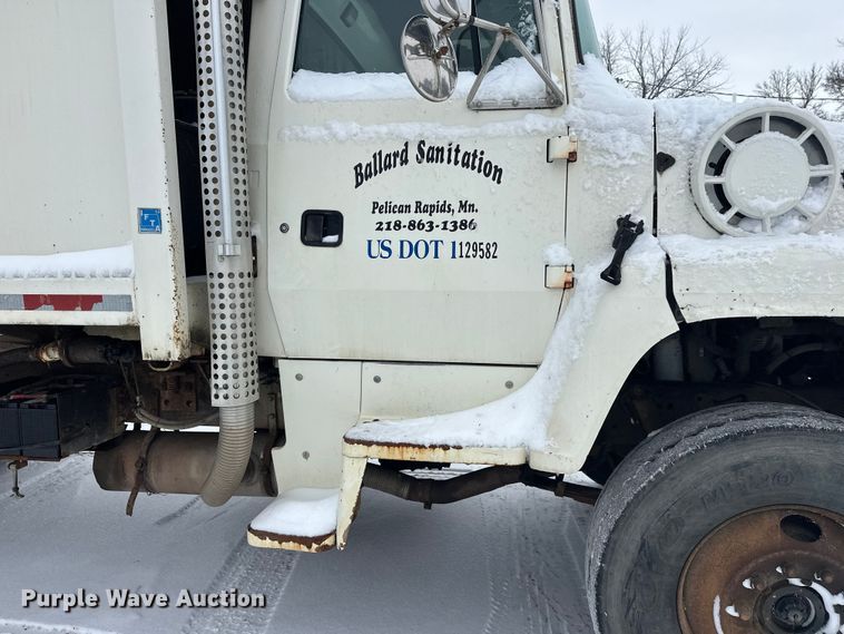 image for item DT6459 1995 Ford LNT8000 refuse truck