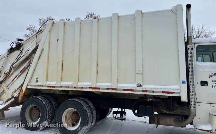 image for item DT6459 1995 Ford LNT8000 refuse truck