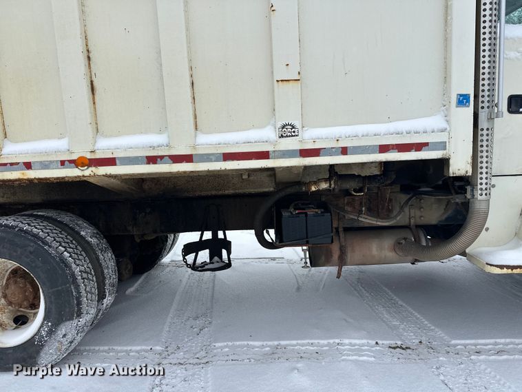 image for item DT6459 1995 Ford LNT8000 refuse truck