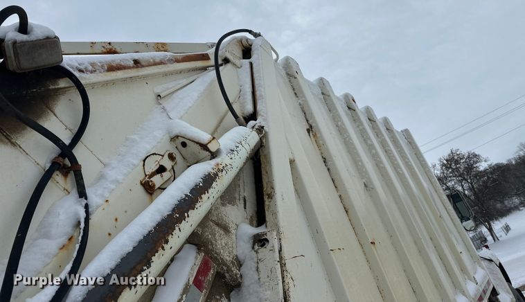 image for item DT6459 1995 Ford LNT8000 refuse truck