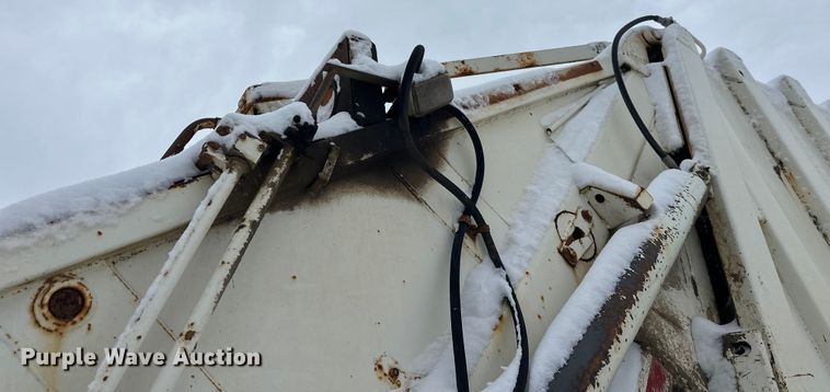 image for item DT6459 1995 Ford LNT8000 refuse truck