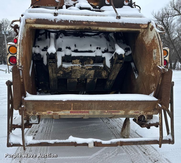 image for item DT6459 1995 Ford LNT8000 refuse truck