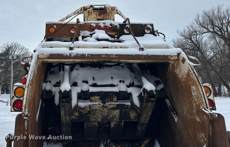 image for item DT6459 1995 Ford LNT8000 refuse truck