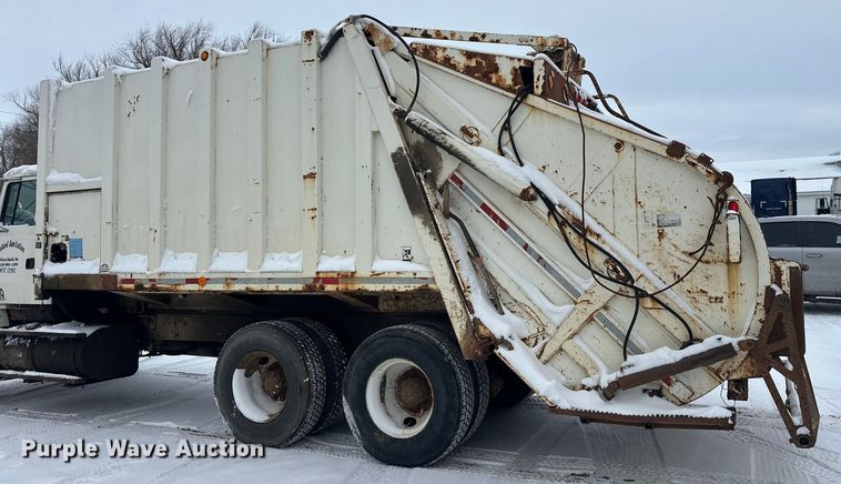 image for item DT6459 1995 Ford LNT8000 refuse truck
