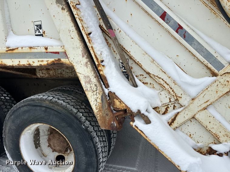 image for item DT6459 1995 Ford LNT8000 refuse truck