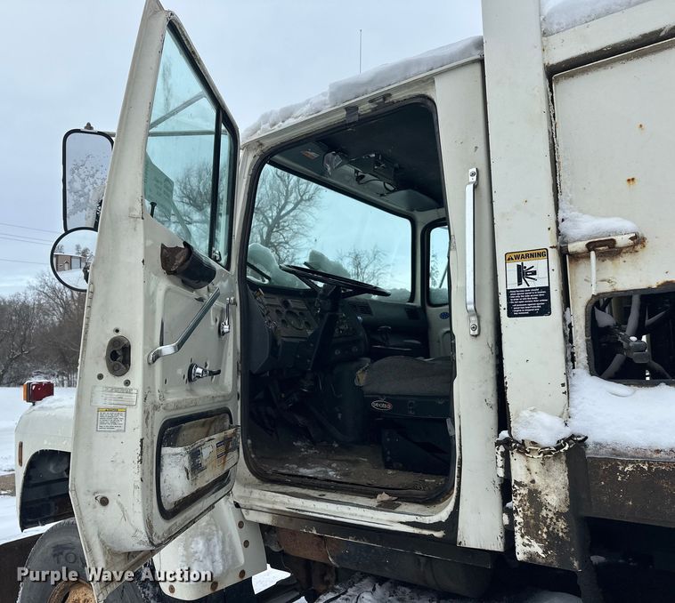 image for item DT6459 1995 Ford LNT8000 refuse truck