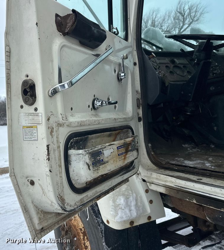 image for item DT6459 1995 Ford LNT8000 refuse truck