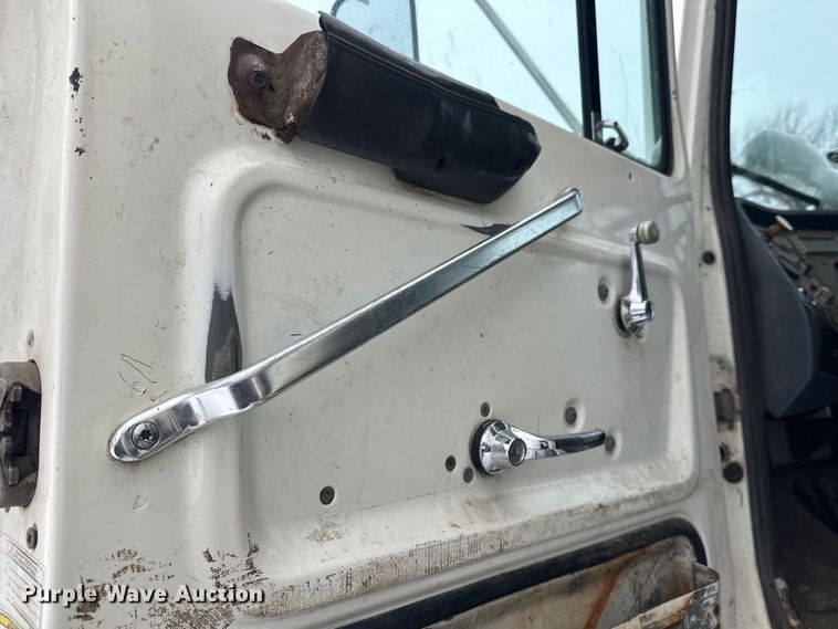 image for item DT6459 1995 Ford LNT8000 refuse truck