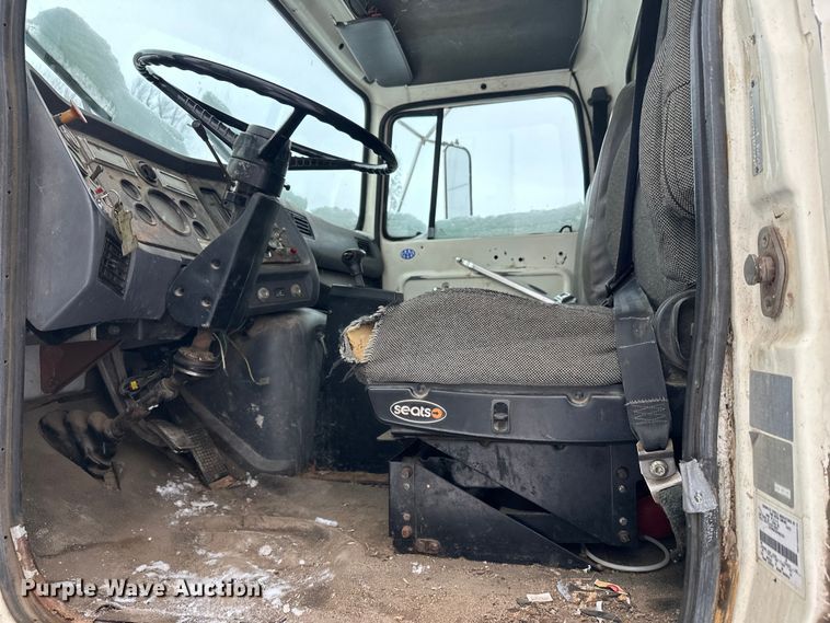 image for item DT6459 1995 Ford LNT8000 refuse truck