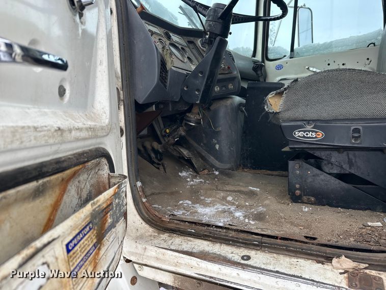 image for item DT6459 1995 Ford LNT8000 refuse truck