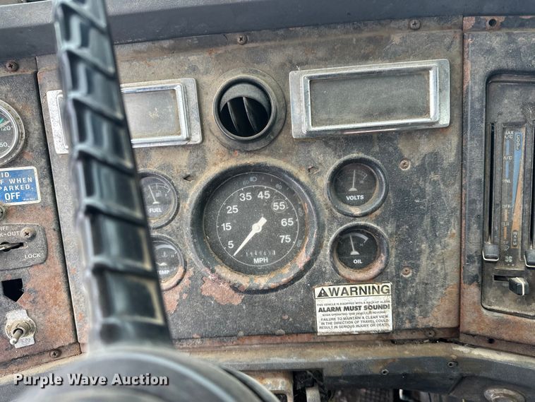 image for item DT6459 1995 Ford LNT8000 refuse truck