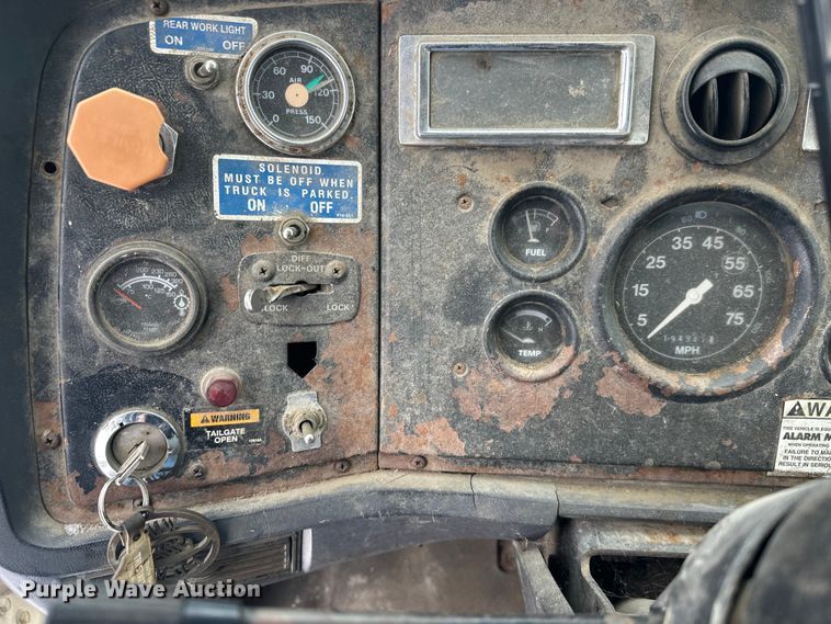 image for item DT6459 1995 Ford LNT8000 refuse truck