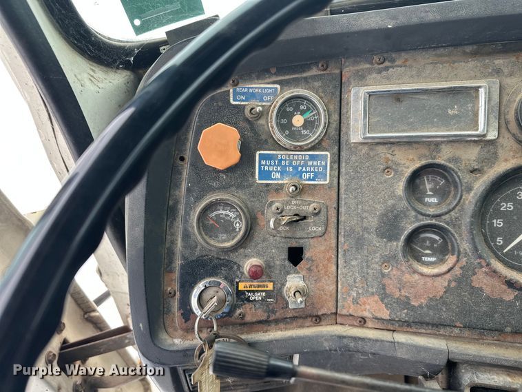 image for item DT6459 1995 Ford LNT8000 refuse truck