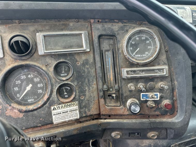 image for item DT6459 1995 Ford LNT8000 refuse truck