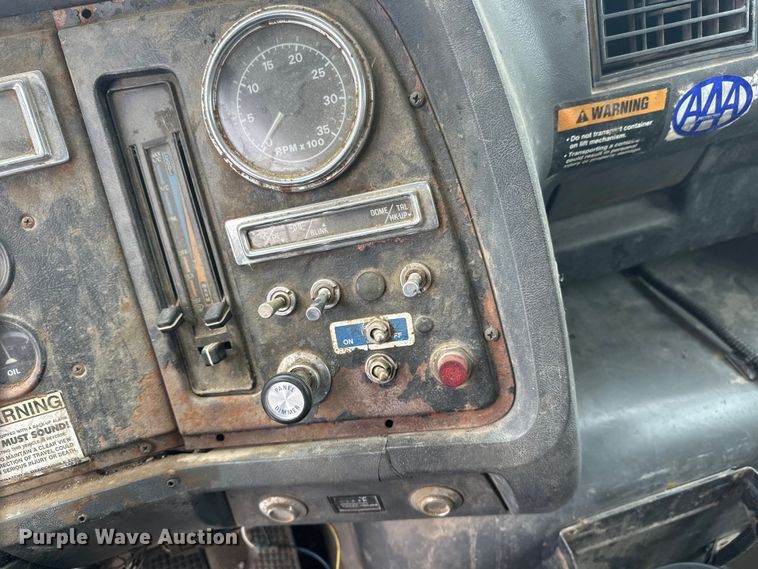 image for item DT6459 1995 Ford LNT8000 refuse truck