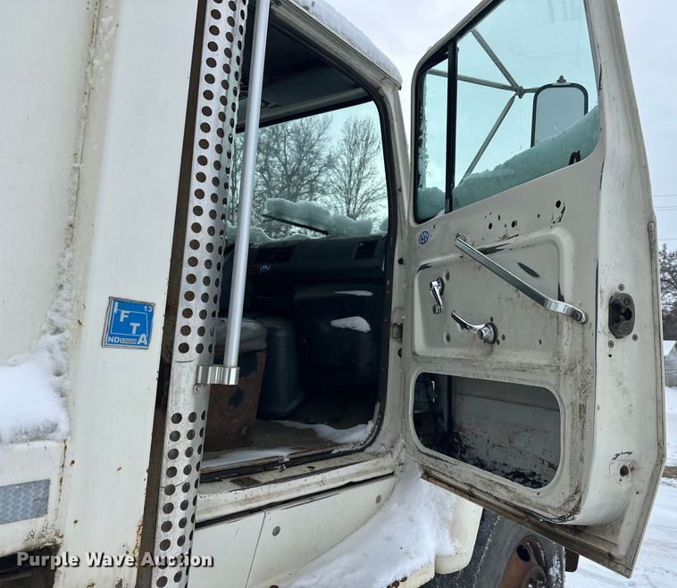 image for item DT6459 1995 Ford LNT8000 refuse truck