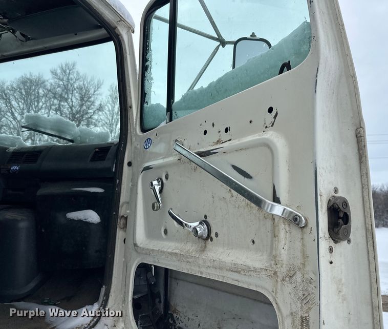 image for item DT6459 1995 Ford LNT8000 refuse truck